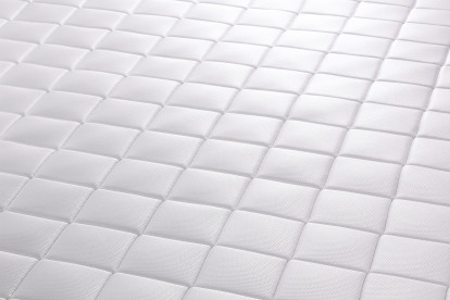 Pack lit complet 140x190 cm - Matelas + Sommier Blanc (en kit) + 2 oreillers + Couette - Form