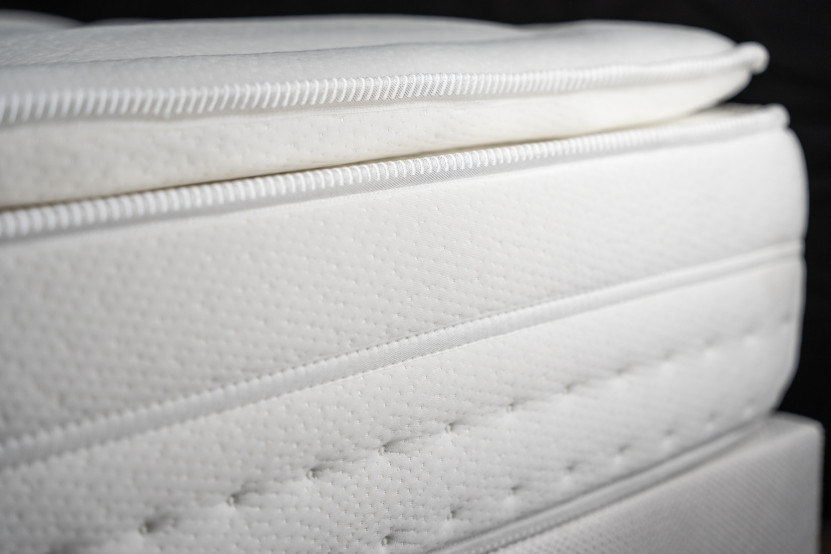 Pack lit complet 200x200 cm - Matelas + 2 Sommiers Blancs + 2 oreillers + Couette - Vingt-Huit PLUS