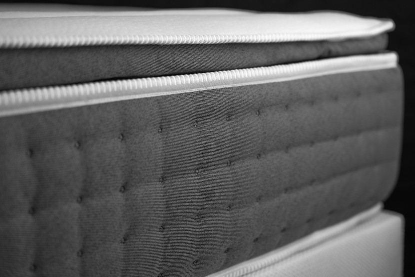 Pack lit complet 180x200 cm - Matelas + 2 Sommiers Gris + 2 oreillers + Couette - Vingt-Six PLUS